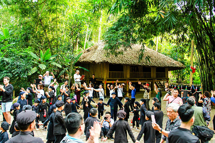 The community here consists of many different ethnic group. Photo: Do Anh Tuan 